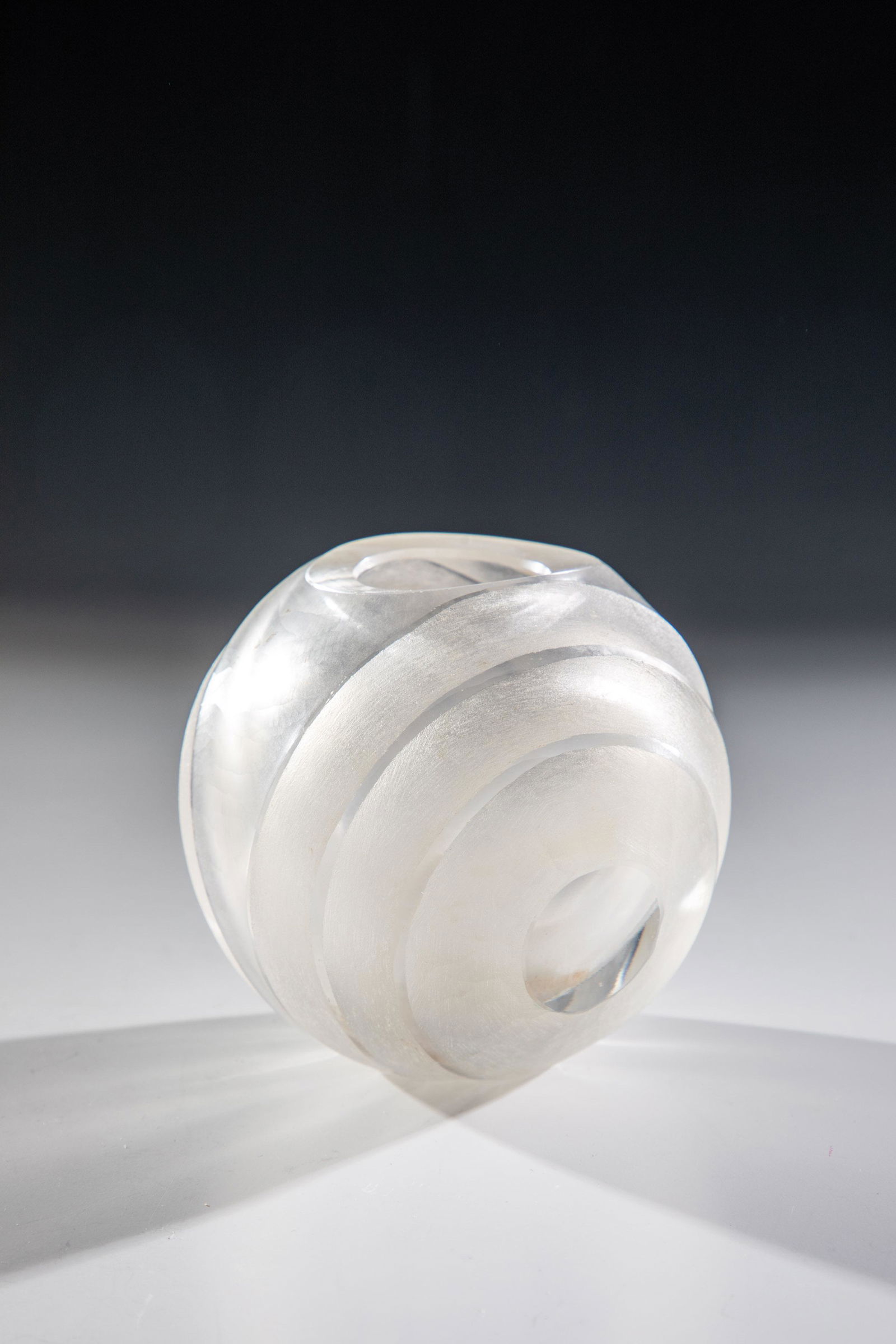 Kleine Kugelvase: Kleine Kugelvase Hanns Model (zugeschr.), 80er Jahre Farbloses Glas, geschliffen, geschnitzt, mattiert und glanzpoliert. H. 8,5 cm Lit.: H. Ricke, Neues Glas in Deutschland, Abb. 115 ff.