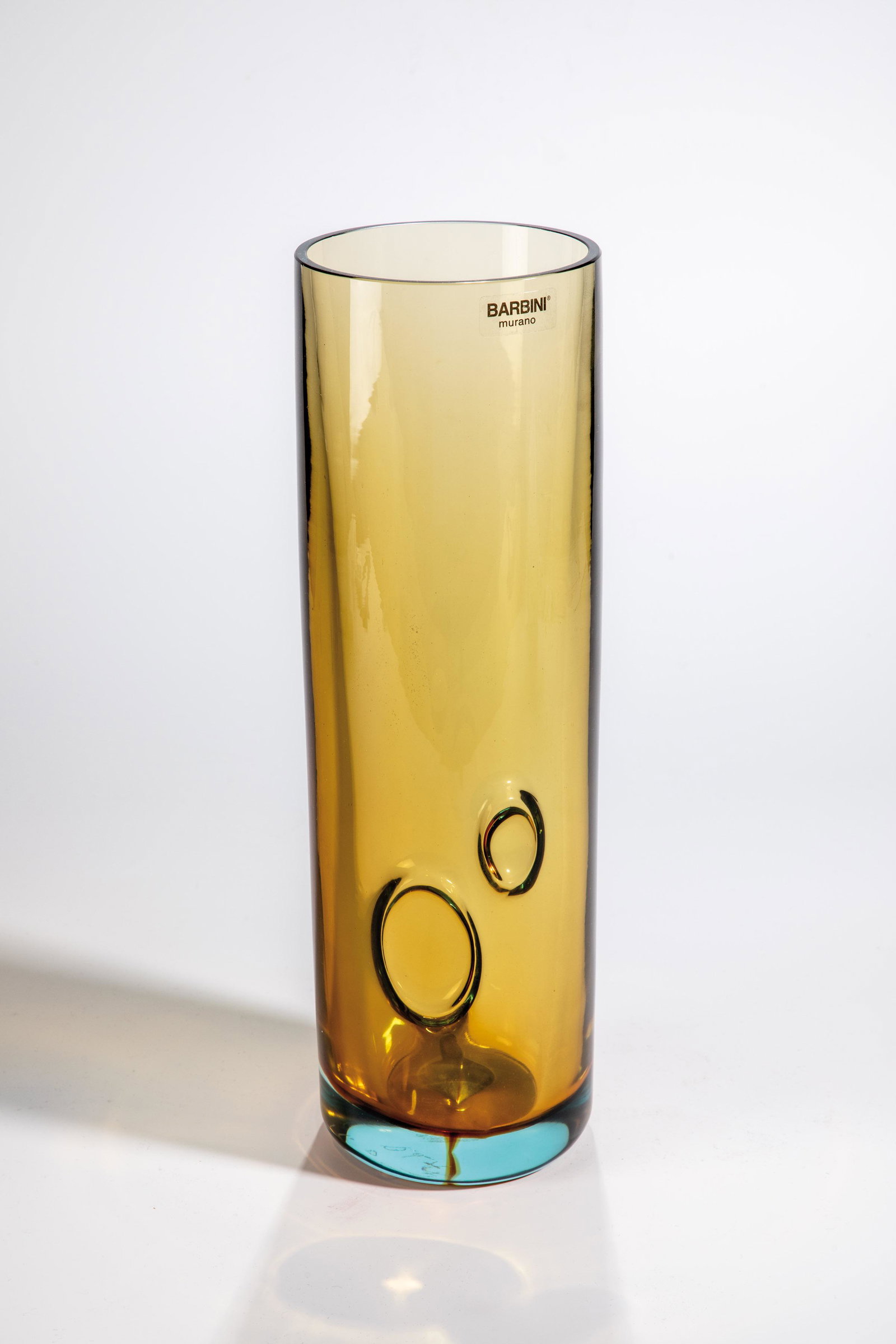Vase mit Luftblasen: Vase mit Luftblasen Alfredo Barbini, Murano, 1965 Farbloses Glas, gelbbraun unterfangen. In DiamantriÃŸ bez.: A. Barbini P.d.A.. Orig.- Aufkleber der Manufaktur. H. 32 cm Lit.: ''The Secret of Muran