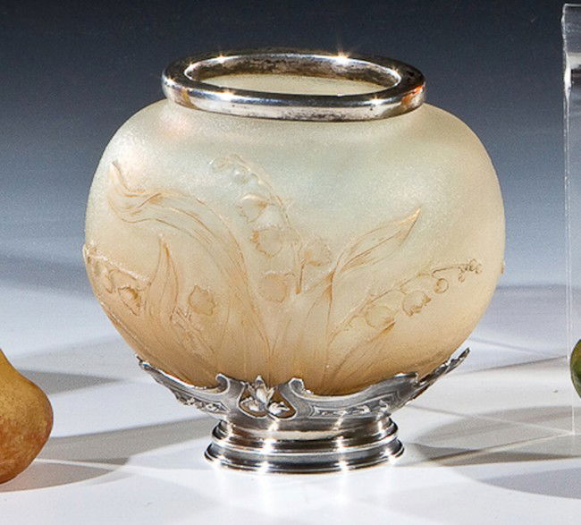 Väschen mit Maiglöckchen und Silbermontierung Daum: Väschen mit Maiglöckchen und Silbermontierung Daum Frères, Nancy, um 1900 Farbloses Glas mit opalisierenden und zitronengelben Einschmelzungen. Geätzter Dekor: Maiglöckchen. Binnenzeichnungen in