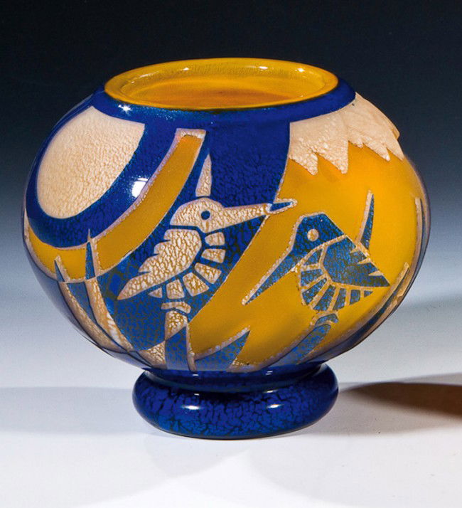 Seltene Vase mit Vogelstilisation Daum Frères, Nan: Seltene Vase mit Vogelstilisation Daum Frères, Nancy, um 1930 Farbloses Glas, innen mit orange-gelbem Unterfang, außen mit kobaltblauem Überfang. Zwischen den Schichten Silberfolieneinschmelzung. T