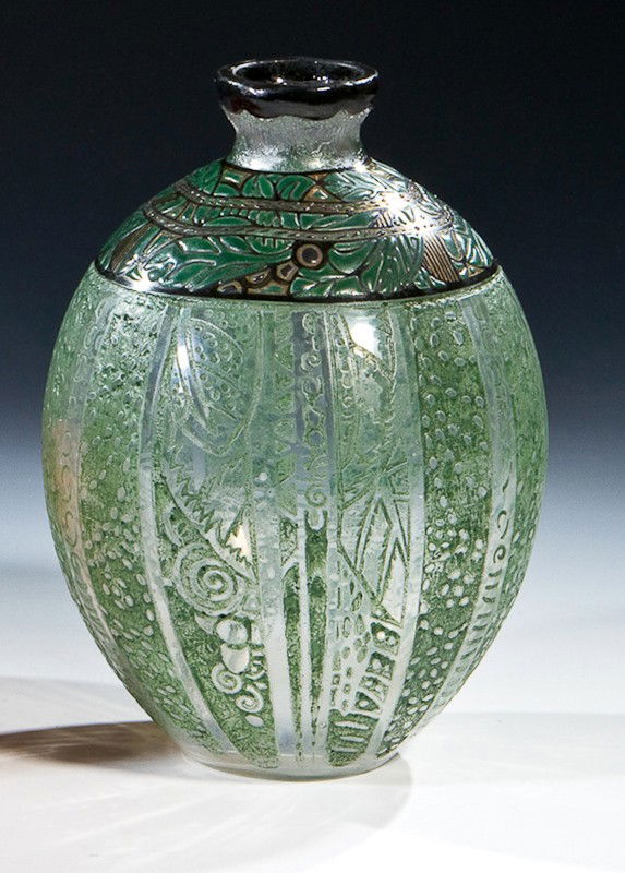 Vase André Delatte, Nancy, um 1925 Farbloser, ovoi: Vase André Delatte, Nancy, um 1925 Farbloser, ovoider Körper mit hellgrün patiniertem Ätzdekor: senkrechte, eisglasartig geätzte Felder mit stilisierten floralen und geometrischen Ornamenten. Auf