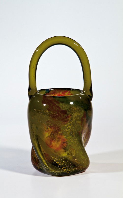 Vase mit Henkel Ernest Baptiste Léveillé, um 1890: Vase mit Henkel Ernest Baptiste Léveillé, um 1890 Grünes Glas mit rotvioletter, weißer und blauer Pulver- sowie Goldfolieneinschmelzung. Innenwandung eisglasartig craqueliert. Spiralförmig gewund