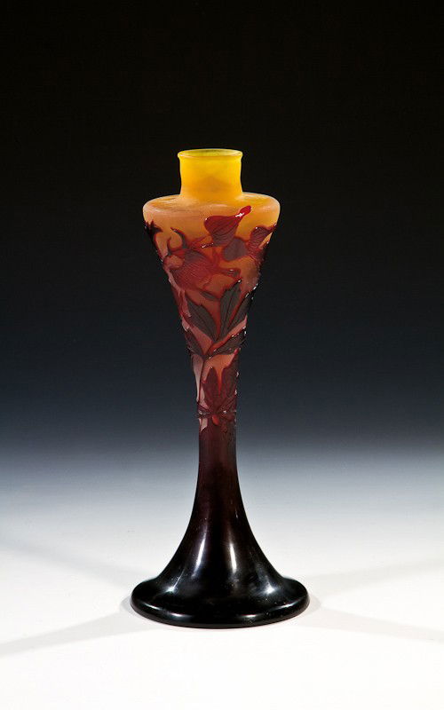 Lampenfuß mit Tränendem Herzen Emile Gallé, Nancy,: Lampenfuß mit Tränendem Herzen Emile Gallé, Nancy, 1906 - 1914 Farbloses Glas, partiell zitronengelb unterfangen, rot überfangen. Umlaufend reliefiert geätzter Dekor: Blüten und Blattwerk des Tr