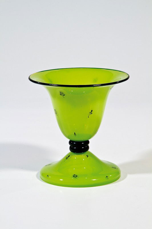 Fußvase ''maigrün mit Blümchen'' Loetz Wwe., Klost: Fußvase ''maigrün mit Blümchen'' Loetz Wwe., Klostermühle, um 1915 Farbloses, gelbgrün unterfangenes Glas. Aufgelegter Faden um Mündung und zwei gedrückte Nodi aus schwarzem Glas. Auf der Wandu