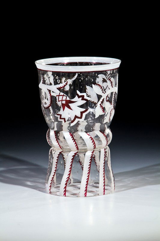 Fußpokal Josef Hoffmann (Formentwurf), Joh. Oertel: Fußpokal Josef Hoffmann (Formentwurf), Joh. Oertel & Co., Haida (Ausführung), für die Wiener Werkstätte, um 1917 Farbloses, blasiges Glas mit Dekor in weißer und roter Emailmalerei: stilisierte R