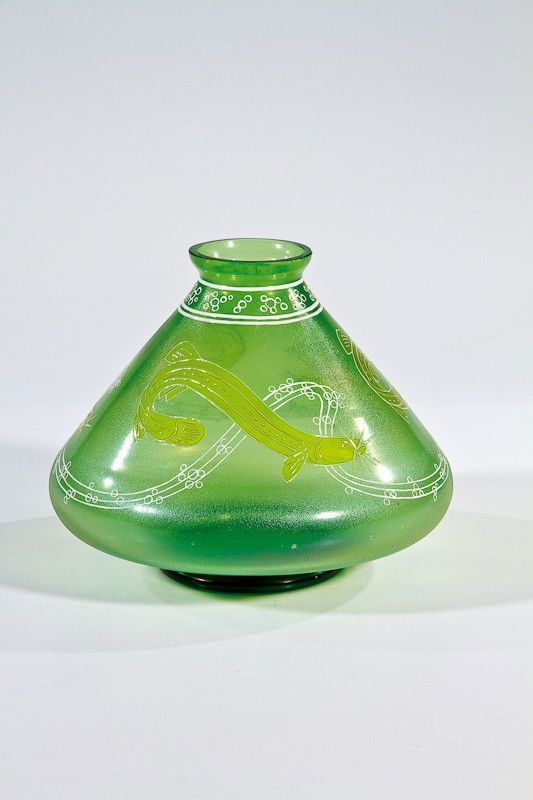 Vase Ludwig Sütterlin (Entwurf), Fritz Heckert, Pe: Vase Ludwig Sütterlin (Entwurf), Fritz Heckert, Petersdorf, um 1900 Grünes Glas, mit gelbem Transparentemail, weißem und hellgrünem Reliefemail. Dekor in dreifacher Morivwiederholung: stilisierter