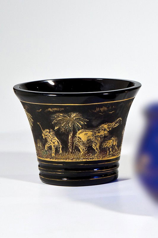 Vase ''Animor'' Rudolf Wels (Entwurf), Moser, Karl: Vase ''Animor'' Rudolf Wels (Entwurf), Moser, Karlsbad, um 1925 Violettes Glas. Wandung mit Walzenschliffringen und Goldlinien. Dazwischen geätztes und vergoldetes, mit grüner und brauner Farbe eing