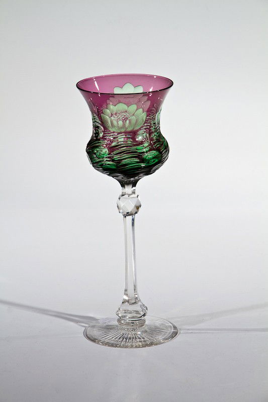 Weinglas mit Seerosenteich Thomas Webb & Sons, Den: Weinglas mit Seerosenteich Thomas Webb & Sons, Dennis Hall bei Stourbridge / Worcestershire, um 1910 Farbloses Glas. Kuppa grün und violett überfangen. Fußunterseite mit Kerbschliffrosette, facetti