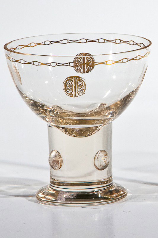 Trinkgefäß Georg Carl von Reichenbach (Entwurf), K: Trinkgefäß Georg Carl von Reichenbach (Entwurf), Kristallglasfabrik Benedikt von Poschinger, Oberzwieselau, um 1906 Farbloses Glas. Kuppa mit vier geätzten und vergoldeten Medaillons. Unterhalb des
