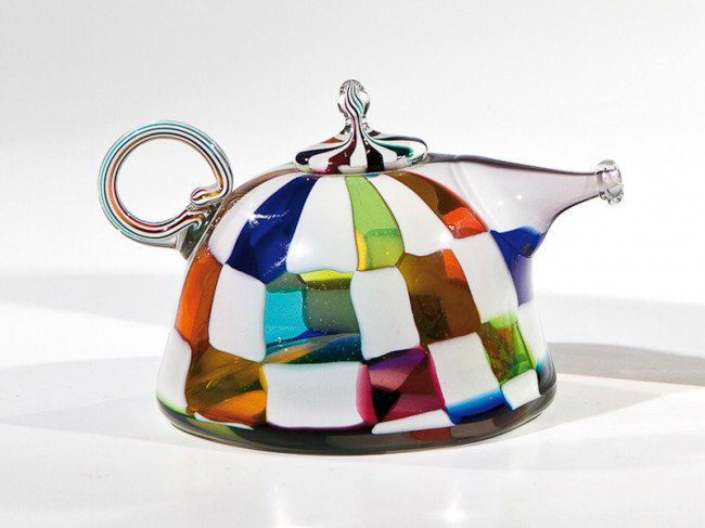 ''Teapot'' Richard Marquis, 1979 Farbloses Glas mi: ''Teapot'' Richard Marquis, 1979 Farbloses Glas mit mehrfarbigen eingeschmolzenen Glasplättchen, farblos überstochen. Deckel und Henkel aufgeschmolzen. In Gravur bez.: Marquis C 1979 O57. H. 9,5 cm