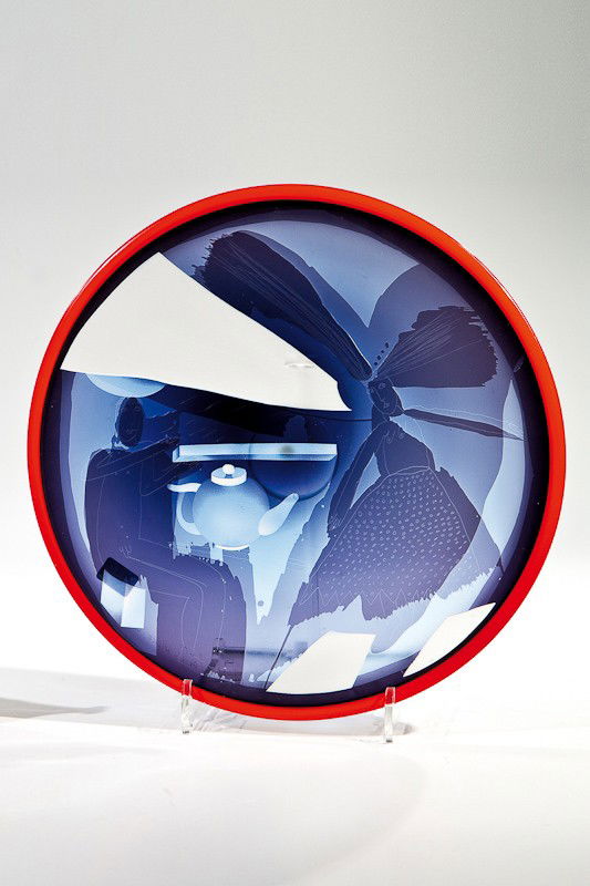 Zierteller Ann Wärff und Wilke Adolfsson, 1982 Far: Zierteller Ann Wärff und Wilke Adolfsson, 1982 Farbloses Glas mit violettem Überfang. Dekor in Ätz- und Sandstrahltechnik herausgearbeitet. Binnenzeichnung in Nadelätzung. Rand mit aufgelegtem opa