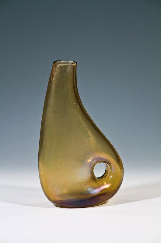 Vase ''Ad Ansa Volante'' Giorgio Ferro (Entwurf),: Vase ''Ad Ansa Volante'' Giorgio Ferro (Entwurf), Arte Vetreria Muranese, Murano, 1952 Braungelbes Glas, matt irisiert, Wandung perforiert. H. 32 cm Lit.: Magazin Glas im Raum, Stuttgart Juni 1954, S.