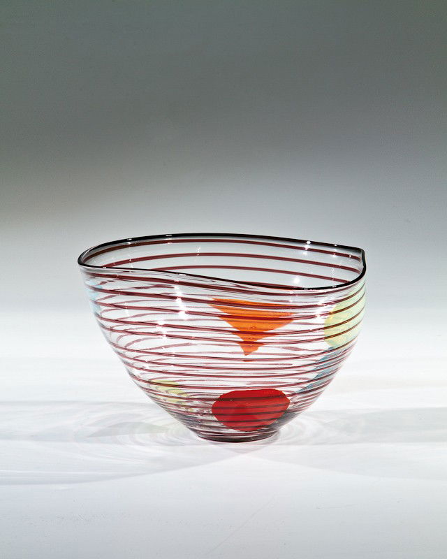 Schale ''Primaries'' James Carpenter (Entwurf), V: Schale ''Primaries'' James Carpenter (Entwurf), Venini, Murano, Anfang 70er Jahre Farbloses Glas, mit fleckigen Einschmelzungen in Blau, Rot und Gelb und einer violetten Fadenspirale. Bez.: venini ita