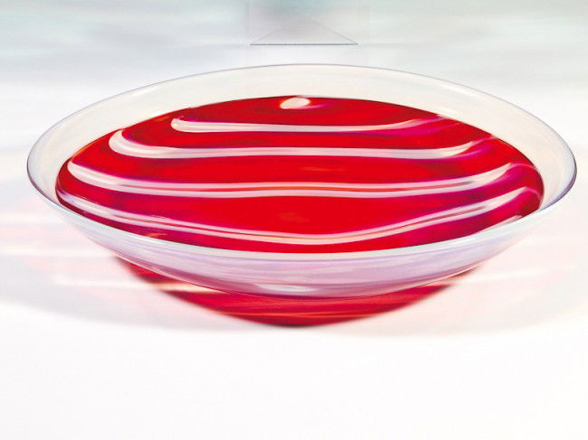 SCHALE Fulvio Bianconi (Entwurf), Cenedese, um 19: SCHALE Fulvio Bianconi (Entwurf), Cenedese, um 1955 Opalisierendes Glas mit eingeschmolzenen Bändern in Rot. Bez.: Cenedese. B. 39,5 cm. In den 70ern von Cenedese erworben. Lit.: H. Wichmann: Italian