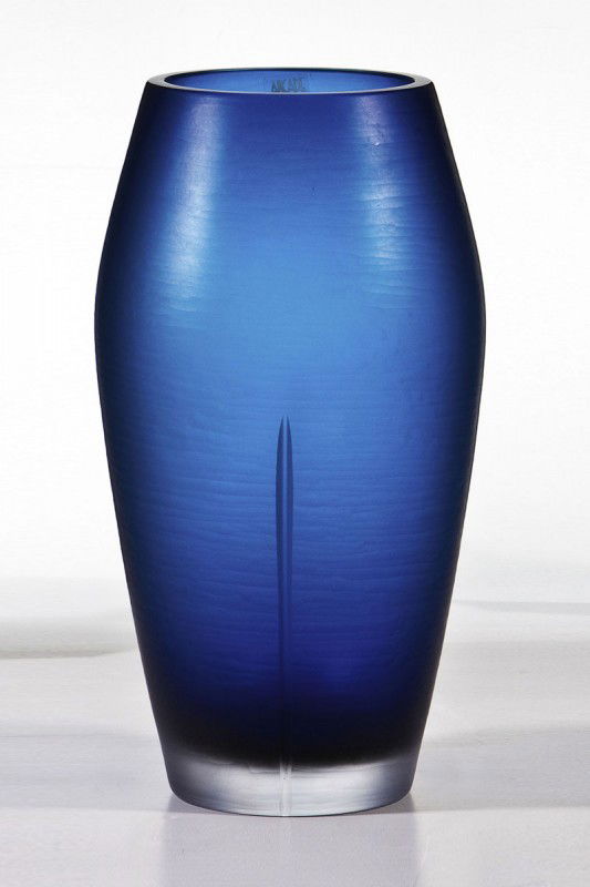 Vase ''Laura'' Laura de Santillana & Ivan Baj (En: Vase ''Laura'' Laura de Santillana & Ivan Baj (Entwurf), Arcade, Murano, 1998 Farbloses Glas, innen blau unterfangen ('sommerso'). Die gesamte Außenwandung in matt belassenem Olivschliff ('battuto')