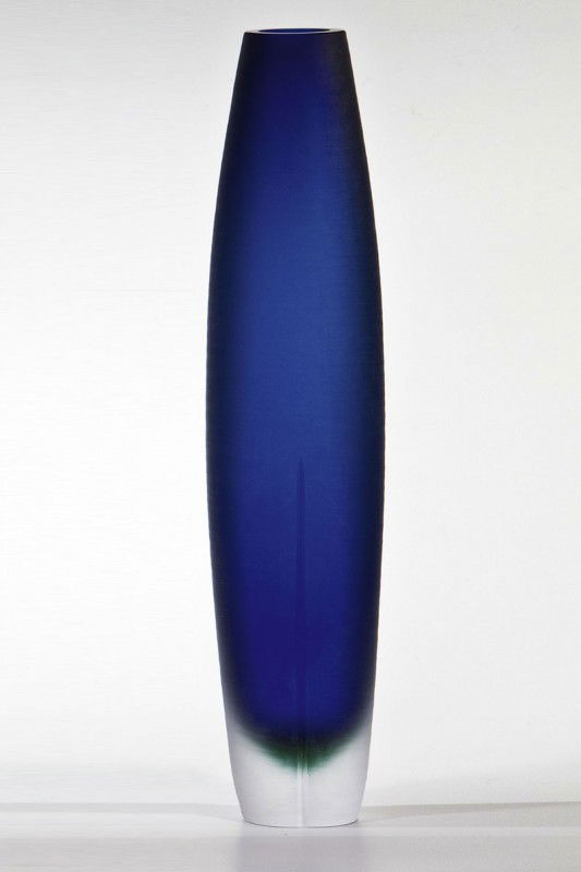 Zwei Vasen ''Laura'' und ''Maori'' Laura de Santi: Zwei Vasen ''Laura'' und ''Maori'' Laura de Santillana und Marcello Panza (Entwurf), Arcade, Murano, um 1998 ''Laura'' - Vase. Farbloses Glas, innen grün und blau unterfangen ('sommerso'). Die gesamt