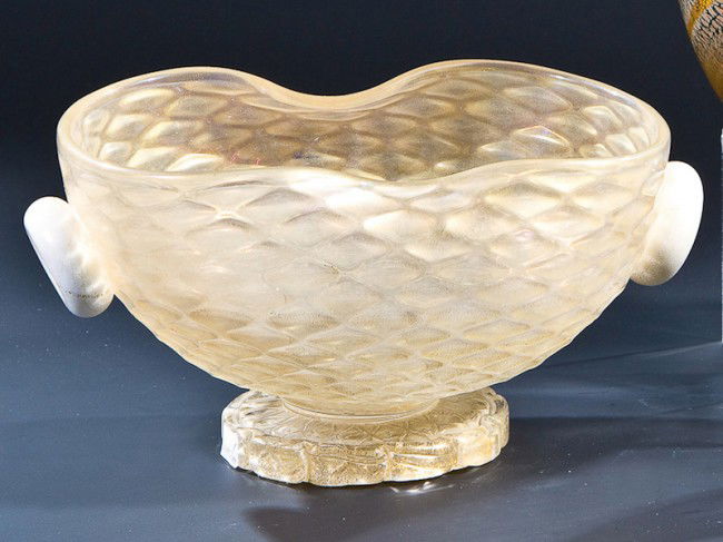 FUSSSCHALE ''DIAMANTATO'' (''BRILLANTATO'') Ercol: FUSSSCHALE ''DIAMANTATO'' (''BRILLANTATO'') Ercole Barovier für Ferro Toso Barovier, 1939 Farbloses, optisch geblasenes Glas mit opak weißen Aufschmelzungen und Goldfolie. B. 24 cm Lit.: ''Cronologi