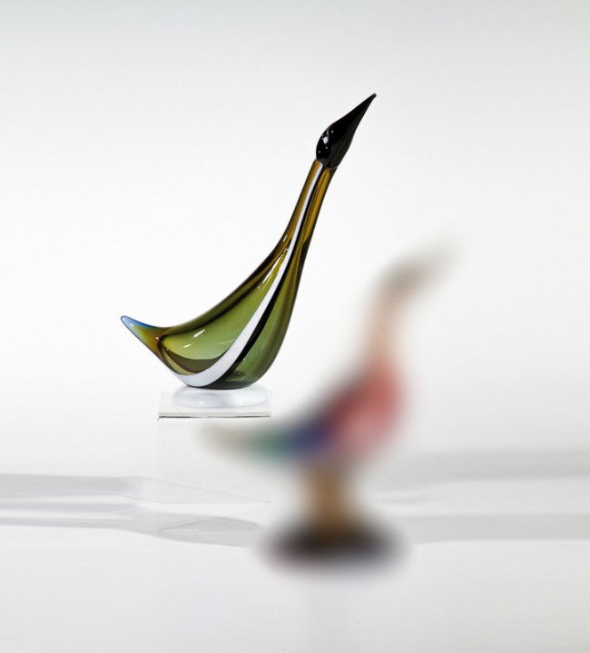 Vogel Fulvio Bianconi (Entwurf), Venini, Murano,: Vogel Fulvio Bianconi (Entwurf), Venini, Murano, um 1955 Olivgrünes, schwarzes, blaues und opak weißes Glas. Bez.: venini murano ITALIA (Ätzstempel). Orig.- Klebeetikett der Manufaktur. H. 28,5 cm