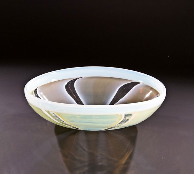 SCHALE Fulvio Bianconi (Entwurf), Cenedese, Muran: SCHALE Fulvio Bianconi (Entwurf), Cenedese, Murano, um 1955 Farbloses Glas mit dreieckförmigen Einschmelzungen in opalisierendem Gelb und Braun. B. 36 cm Lit.: Design im 20. Jahrhundert, Museum für