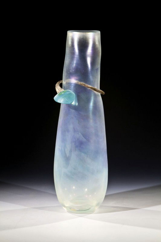 ''Milleniums'' - Vase ''Fior d'acqua'' Giorgio Vi: ''Milleniums'' - Vase ''Fior d'acqua'' Giorgio Vigna (Entwurf), Venini, Murano, 1999 Farbloses Glas, irisiert. Mit Schmuckstück aus aquamarinfarbenem Glas mit Liniengravur und Silbermontierung. Vase