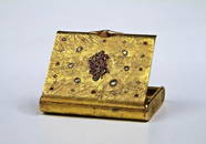 40: A jewelled gold Samorodok cigarette case. Rectangul