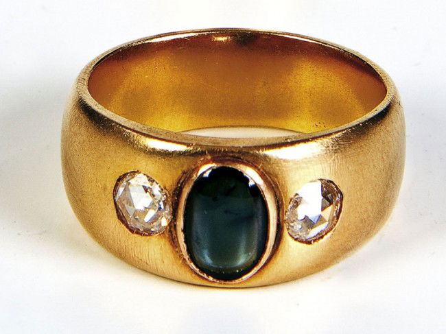 A gold ring set with a sapphire cabochon and two r: A gold ring set with a sapphire cabochon and two rose-cut diamonds. Bearing pseudo Russian hallmarks. Diam. 20 mm, 14 gr. Deutsche Beschreibung: Saphir-Diamant-Ring gestempelt Moskau 14 kt. Rotgold. D