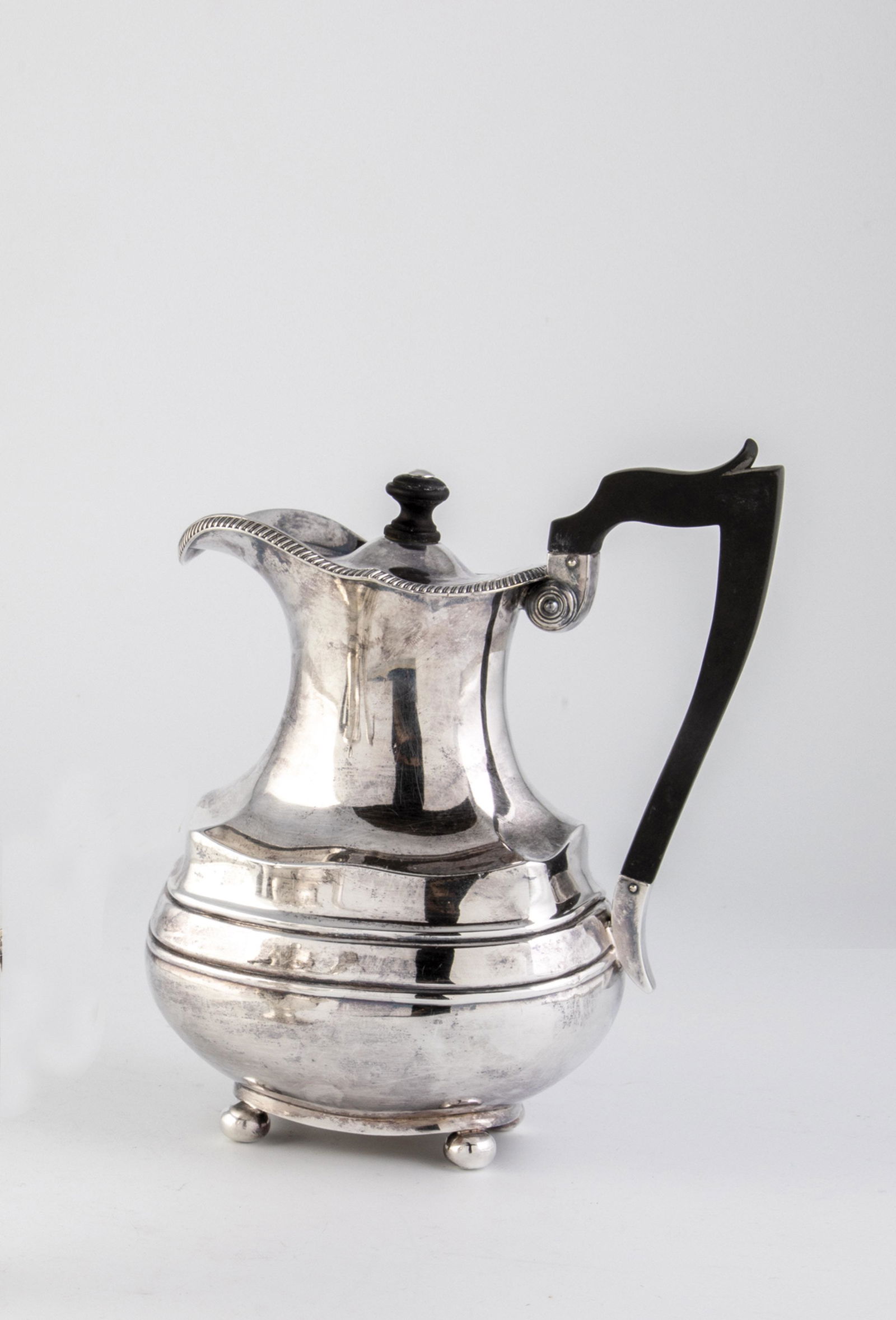 Kaffekanne: Kaffekanne London, Roberts Smith & Co, um 1900 Silber. Auf vier KugelfÃ¼ÃŸen birnenfÃ¶rmiger Korpus. Schnabelausguss, DeckelbekrÃ¶nung mit Holzknauf, Holzhenkel. Unterseitig mit Firmenmarke, B