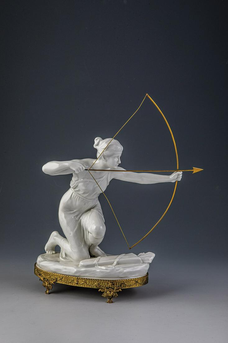 Amazone mit Bogen: Amazone mit Bogen Rudolf Kaesbach, Berlin , 1907 Auf dem Sockel bez.: R. Kaesbach Berlin 07 (geritzt), Modell-Nr. 1039, 7 (eingestempelt). H. 24 cm (ohne Bogen)