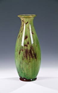 Vase: Vase Mougin Frères, Nancy, um 1905/10 Steinzeug. Hellgrüne, partiell rotbraun gefleckte Glasur mit feinem Craquelé. Bez.: Jh. Mougin - Nancy 185 (in Schwarz aufgemalt), 120 (eingestempelt). H. 43 c