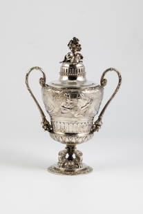 Magnificent lidded vase: Magnificent lidded vase France, c. 1845 - in the style of Jean-Baptiste-Claude Odiot silver, gilded inside. Driven, engraved. Surrounded by floral and tendril work. On the body various antique depicti