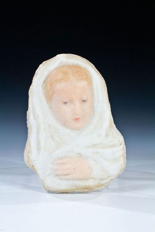 A Pate de Verre Mask César Isidore Henri Cros, circ: English: A Pate de Verre Mask César Isidore Henri Cros, circa 1890 High-relief female head with head cloth in naturalistic colours. 19.5 x 14 x 4.4 cm Glockenförmiger Umriss: Reliefdarstellung eines