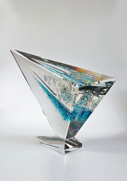 An important object "Stellar Spectre" Jon Kuhn, 19: English: An important object "Stellar Spectre" Jon Kuhn, 1998 Colourless glass with polychromatic inclusions and gold foil, serrated, cut, polished and glued. Signed: Jon Kuhn 1998 "STELLAR SPECTRE".
