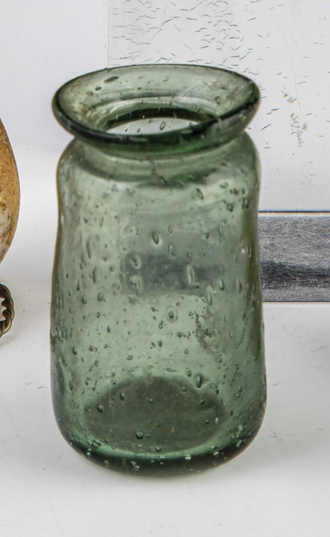 Small binder jar: Small tying glass Germany, 18th c. Green, bubbled glass with a high-cut bottom and break-off. Constricted below the mouth. H. 5 cm