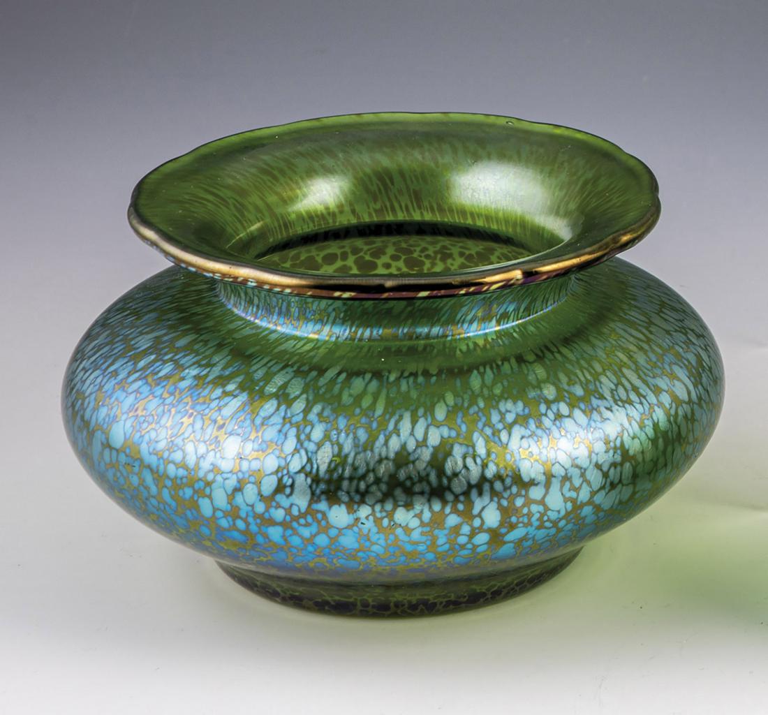 Vase ''Creta Papillon: Vase ''Creta Papillon'' Loetz Wwe., KlostermÃ¼hle, c. 1900 Green glass, with silver-yellow corolla enamel. Matt iridescent. H. 10,5 cm.