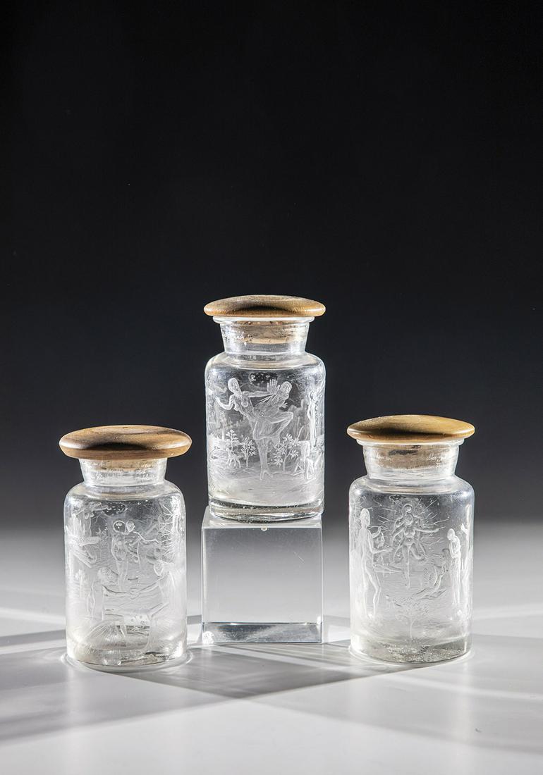 3 pharmacy jars: 3 Pharmacy jars Kristian Klepsch Colorless glass with surreal engraved decoration and inscriptions. Signed in engraving: K. Klepsch. Wooden/cork lid. H. 10 cm