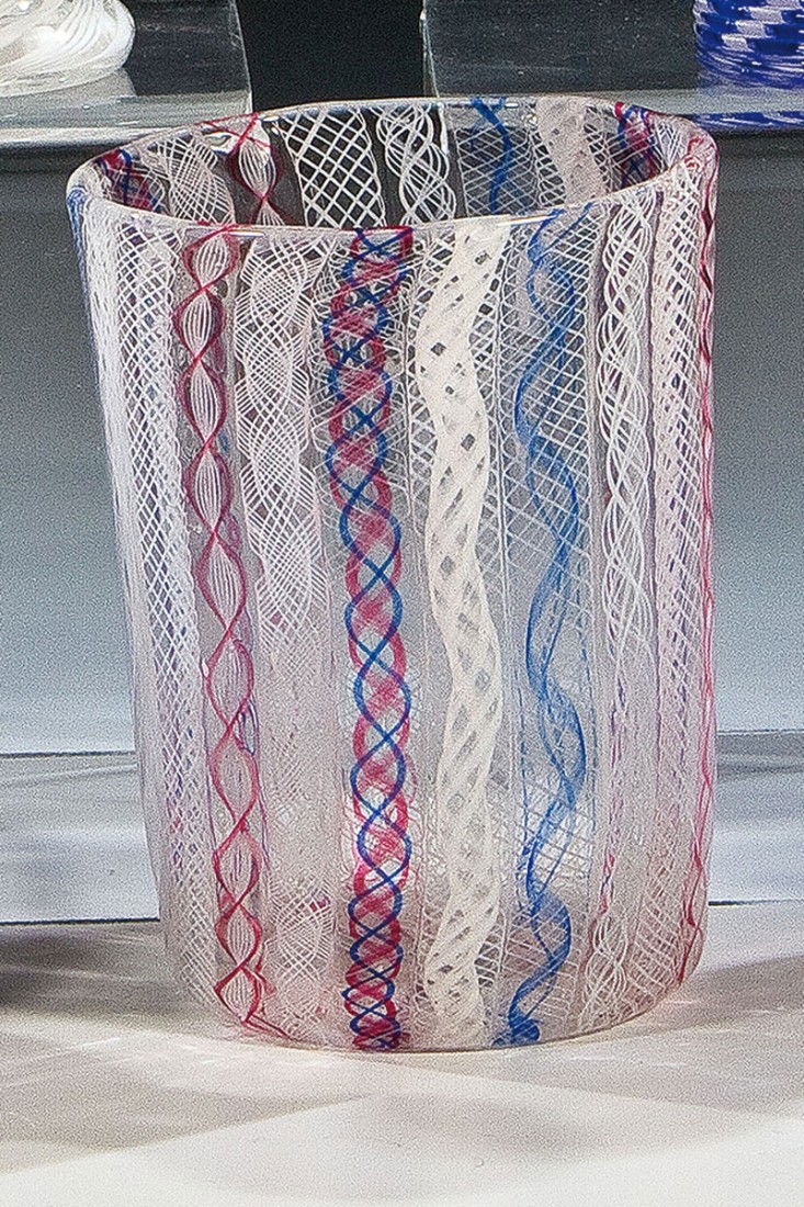 Seltener Fadenglasbecher: Seltener Fadenglasbecher Wohl Gräflich Schaffgotsch'sche Josephinenhütte, Schreiberhau, 19. Jh. Farbloses Glas mit sieben verschiedenen, senkrecht eingeschmolzenen Milch- und Farbglasbändern in dre