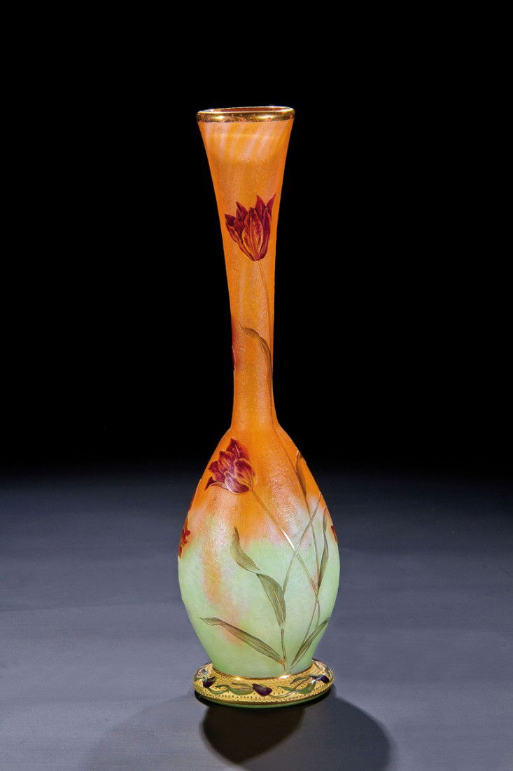 Kleine Langhalsvase ''Tulipes & bordures'': Kleine Langhalsvase ''Tulipes & bordures'' Daum Frères, Nancy, um 1896 Farbloses Glas mit Weißopalunterfang und grüngelben sowie orangenen Pulvereinschmelzung. Umlaufend flach reliefiert geätzter