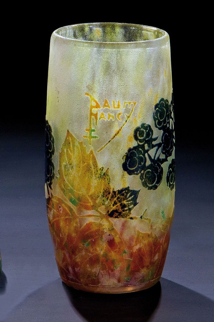 Väschen mit Brombeerzweig: Väschen mit Brombeerzweig Daum Frères, Nancy, um 1910 Farbloses Glas mit ein- und aufgeschmolzenem Pulver in Gelb-, Rot-, Grün- und Blautönen. Umlaufend geätzter Dekor: Blattwerk und Früchte der