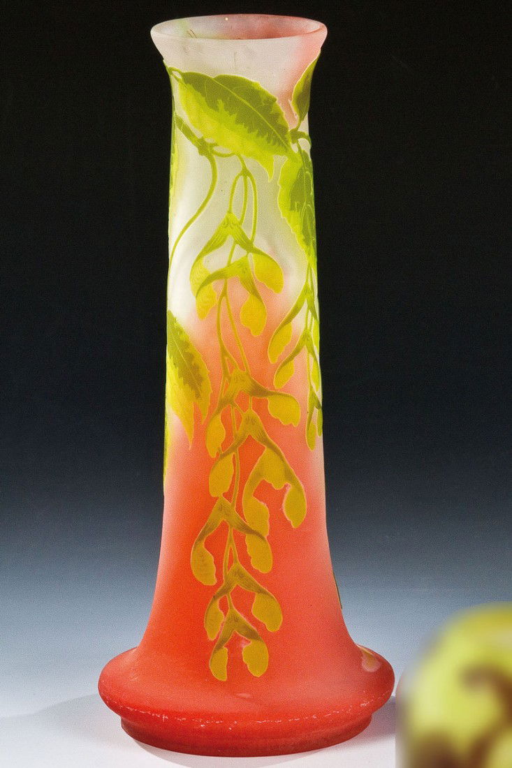 Vase mit Glyzinienzweigen: Vase mit Glyzinienzweigen Emile Gallé, Nancy, um 1904 Farbloses Glas, verlaufend rosa unterfangen, weiß, hell- und dunkelgrün überfangen. Umlaufend geätzter Dekor: Zweige der Glyzinie. Binnenzeic