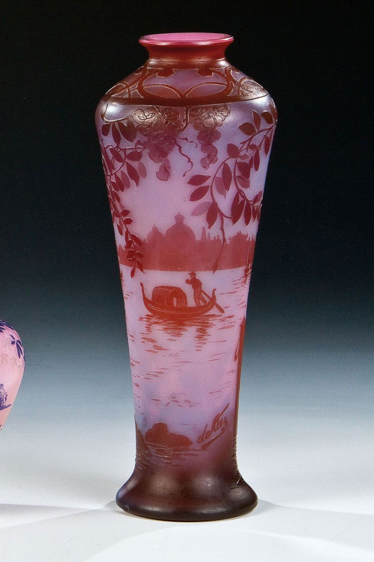 Vase mit Flussszene: Vase mit Flussszene Camille Tutré de Varreux (Entwurf), Cristallerie de Pantin, STV & Cie., Pantin / Seine, um 1910 Farbloses Glas, opakrosa unterfangen, hellblau und rotbraun überfangen. Umlaufend