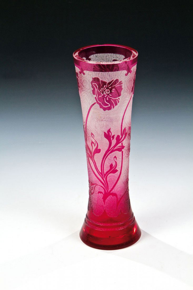 Vase mit Blumen: Vase mit Blumen Cristallerie de Saint-Louis, um 1910 Farbloses, pink überfangenes Glas mit umlaufendem Ätzdekor auf Wurmlinienfond: Blumen mit Blüten und Blattwerk. Mündung mit Chip. H. 26 cm