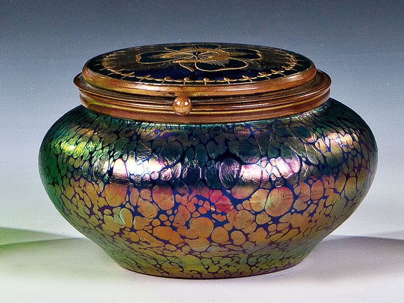 Deckeldose ''cobalt Papillon'': Deckeldose ''cobalt Papillon'' Loetz Wwe., Klostermühle, um 1900 Kobaltblaues Glas mit dichter Kröseleinschmelzung in Silbergelb. Matt irisiert. Deckel aus farblosem Glas mit gravierten, vergoldeten