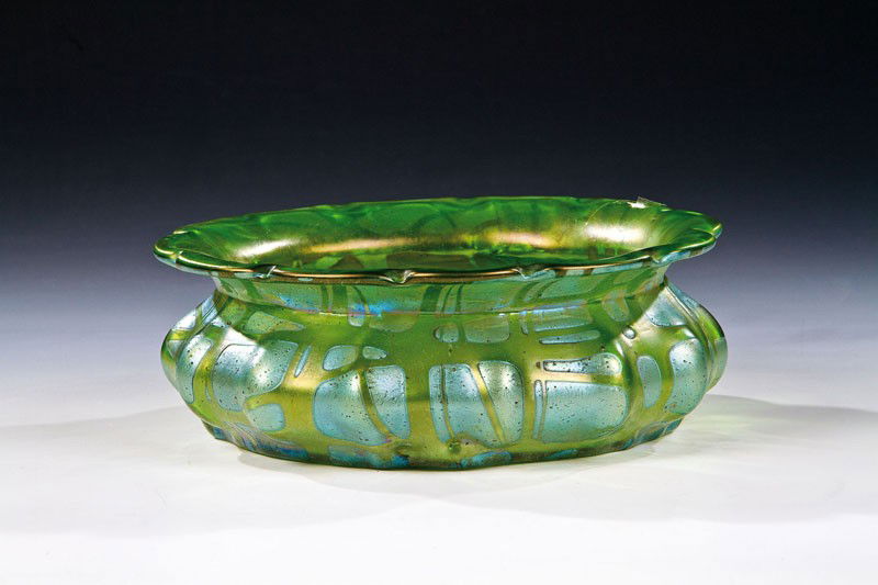 Schale ''Pampas'': Schale ''Pampas'' Loetz Wwe., Klostermühle, um 1899 Grünes Glas mit aufgesponnenem, farblosem Fadendekor mit silbergelber Pulveraufschmelzung. Gewellter Öffnungsrand. Matt irisiert. D. 20 cm