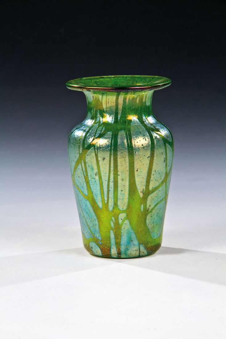 Väschen ''Pampas'': Väschen ''Pampas'' Loetz Wwe., Klostermühle, um 1899 Hellgrünes Glas mit silbergelben Kröselaufschmelzungen. Matt irisiert. H. 9,2 cm