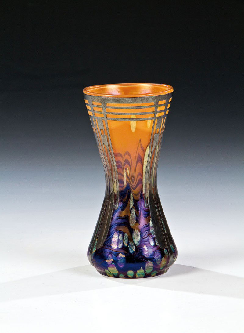 Vase ''neurot Cytisus'' mit Silberauflage: Vase ''neurot Cytisus'' mit Silberauflage Loetz Wwe., Klostermühle, 1902 Farbloses Glas, opak neurot unterfangen und mit blauen, fein rotbraun geäderten Streifen umsponnen. Unregelmäßig angebracht