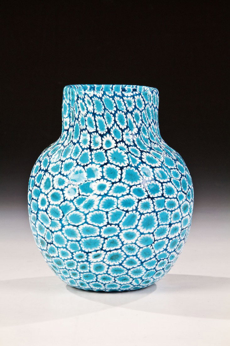 Vase ''Murrine'': Vase ''Murrine'' Ermanno Toso (Entwurf), Fratelli Toso, Murano, um 1950-55 Farbloses Glas mit eingeschmolzenen Murrine in Opakweiß und -hellblau, Konturen in Aquamarin. Orig.- Klebeetikett der Manufa