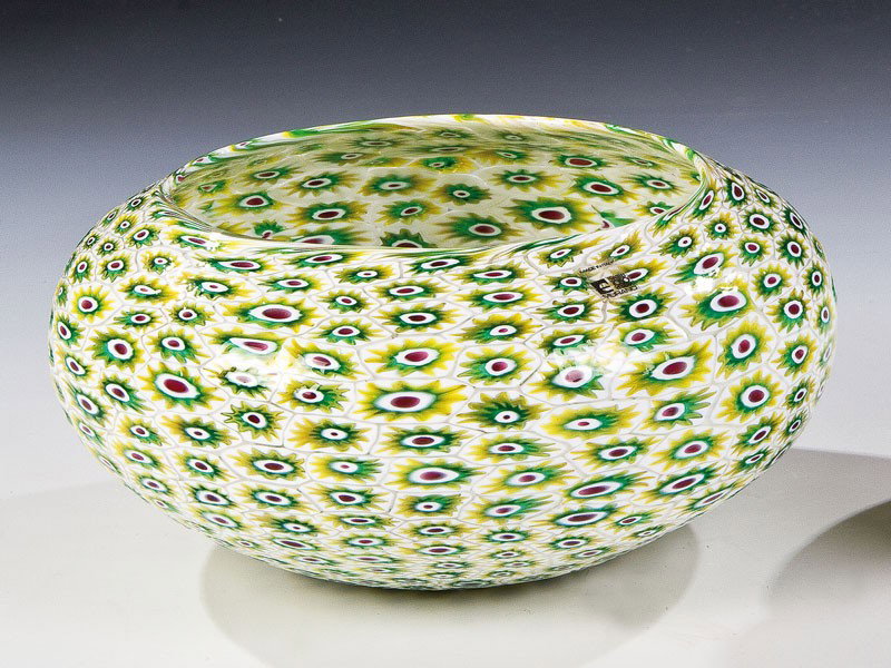 Schale ''Murrine'': Schale ''Murrine'' Ermanno Toso (Entwurf), Fratelli Toso, Murano, um 1950-55 Farbloses Glas mit eingeschmolzenen Murrine in Weiß, Gelb, Grün und Rot. Oberfläche säurepoliert. Orig.- Klebeetikett d