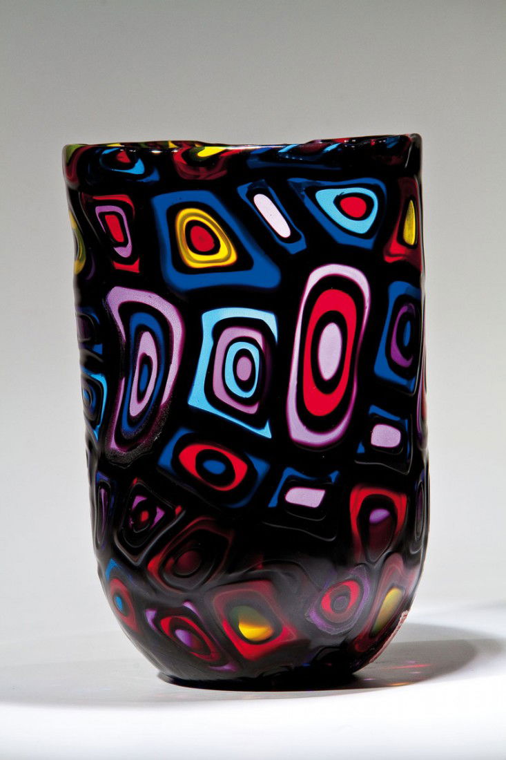 Vase ''Cattedrale'': Vase ''Cattedrale'' Pollio Perelda (Entwurf), Fratelli Toso, Murano, 1957 Farbloses Glas mit eingeschmolzenen großen Murrine in Blau, Aquamarin, Violett, Rot, Gelb und schwarz erscheinendem Violett.