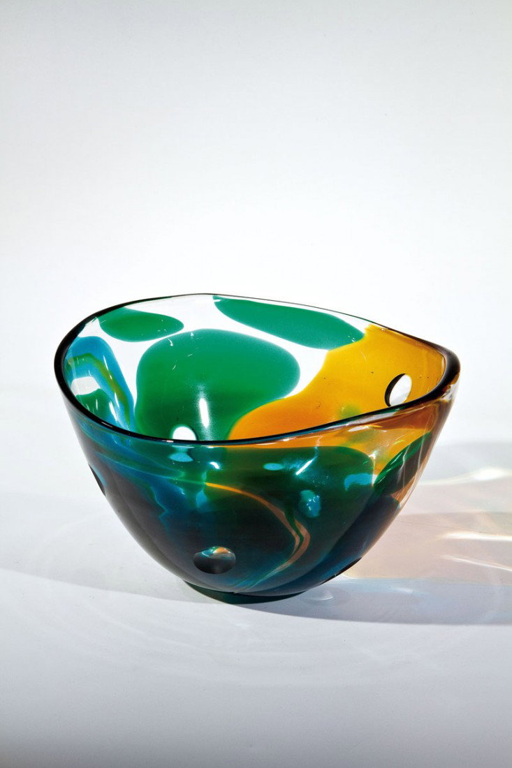 Schale: Schale Vicke Lindstrand (Entwurf), Kosta, um 1960 Farbloses Glas mit teils sich überlagernden Farbaufschmelzungen in Grün, Blau und Bernsteingelb. Über die gesamte Wandung verteilt Blankoliven. Unr