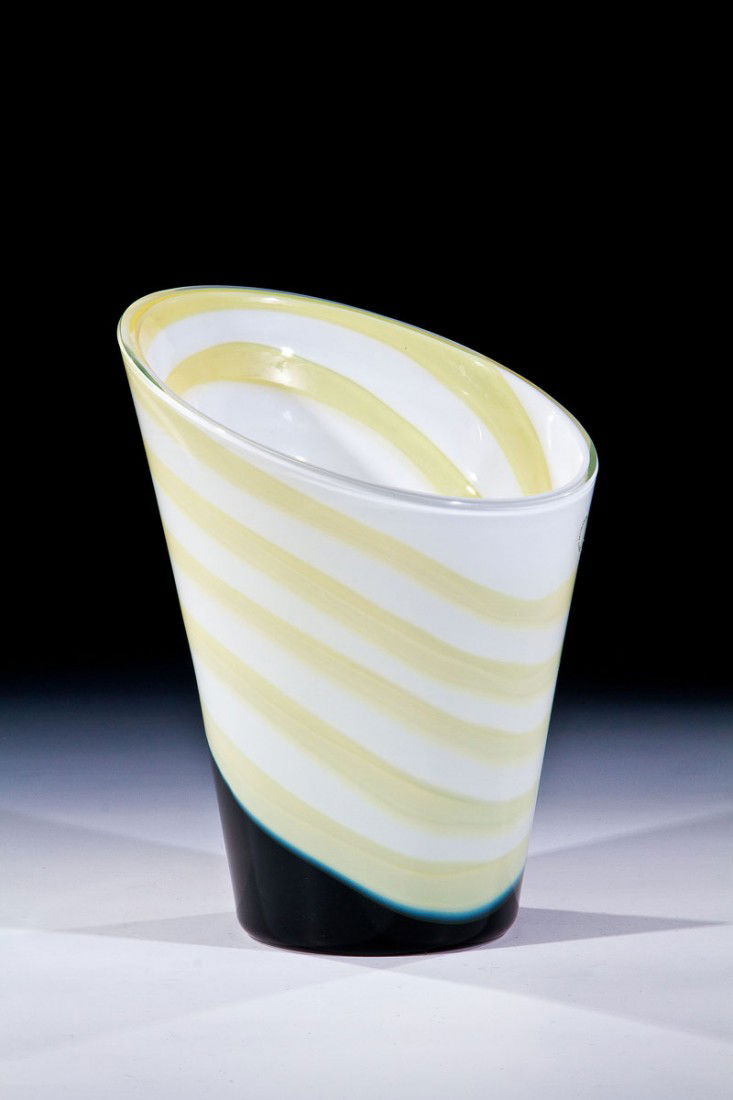 Vase ''Asimmetrico'': Vase ''Asimmetrico'' Gianni Versace (Entwurf), Venini, Murano, 1997 Dunkelblaues und milchigweißes Glas mit spiralförmiger hellgelber Bandeinschmelzung, farblos überstochen. In Vibrogravur bez.: ve